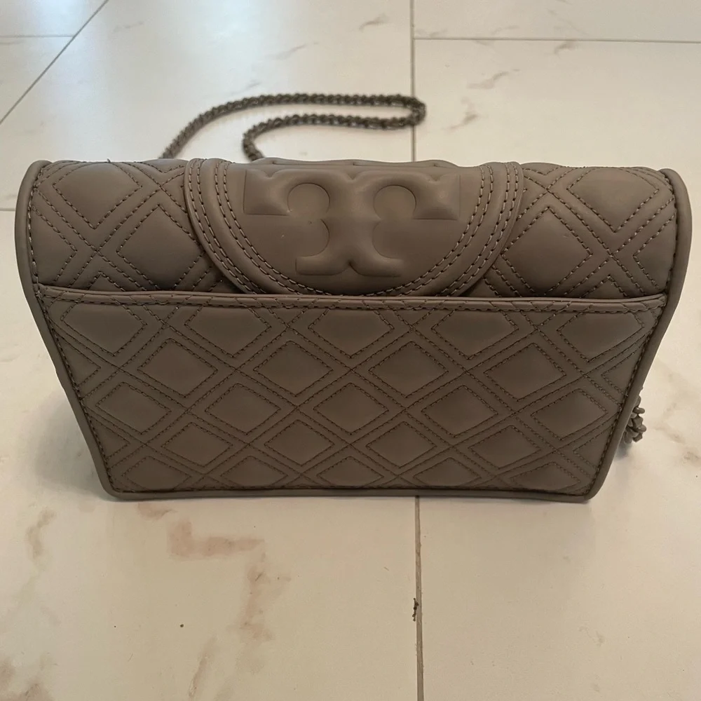 Tory Burch Fleming Matte Chain Wallet Bag - Picture 4 of 9
